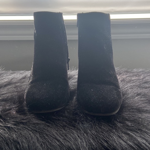 Black velour booties. Never worn - Picture 4 of 4